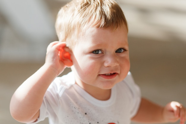 De Babyjongen Luistert Om Een Hand Aan Zijn Oor Te Leggen Gratis Foto