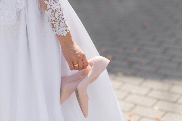 De bruid nam de ongemakkelijke schoenen uit Premium Foto