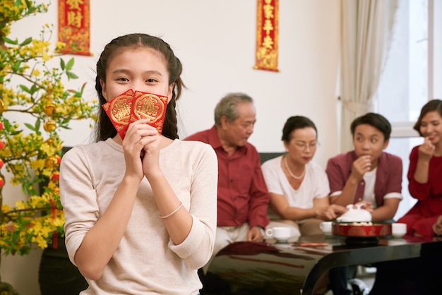 De gelukkige vietnamese enveloppen van de meisjesholding met Gratis Foto