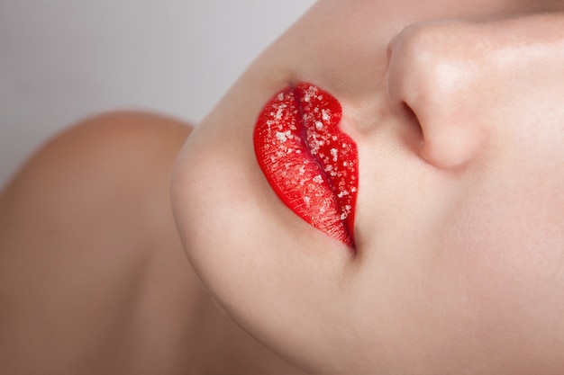 De suikerlippen van vrouw sluiten omhoog Premium Foto