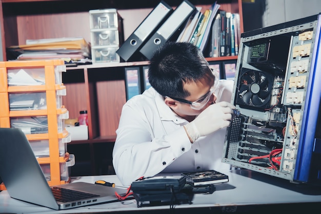De technicus die de computer, computerhardware, reparatie, upgrade en technologie repareert Gratis Foto
