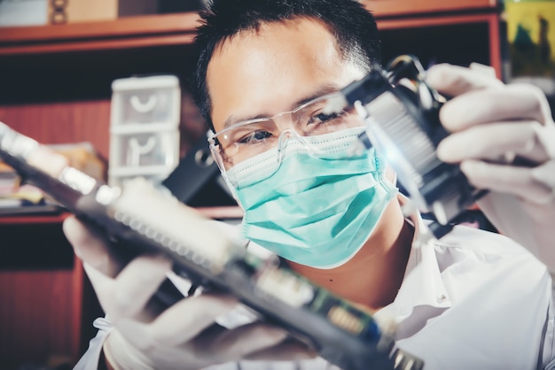 De technicus die de computer, computerhardware, reparatie, upgrade en technologie repareert Gratis Foto