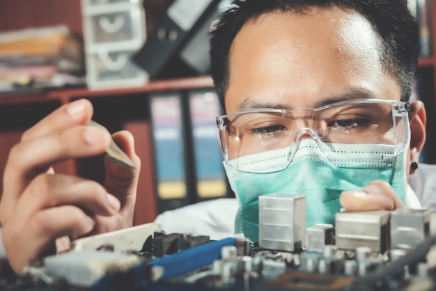 De technicus die de computer, computerhardware, reparatie, upgrade en technologie repareert Gratis Foto