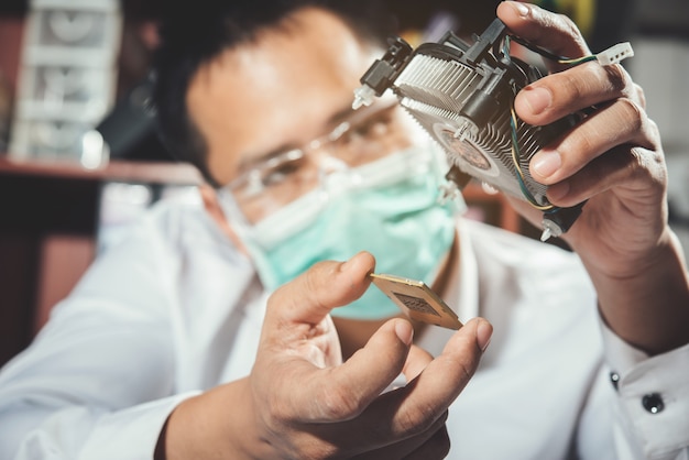 De technicus die de computer, computerhardware, reparatie, upgrade en technologie repareert Gratis Foto