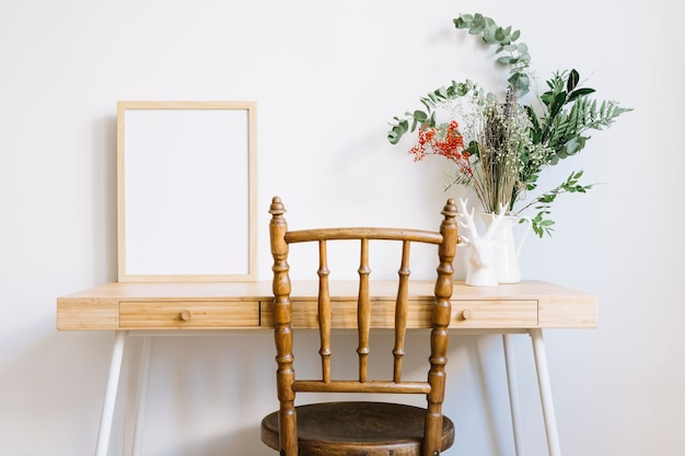 Decoratieve tafel met frame en plant Gratis Foto