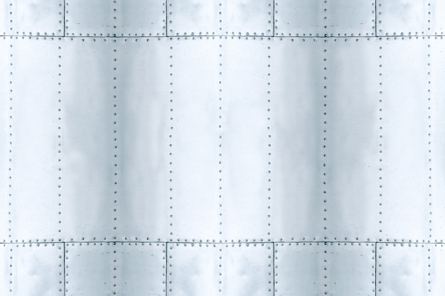 Detail van oud grungestuk van metaalplaat met bouten, de achtergrond van de aluminiumoppervlakte Premium Foto