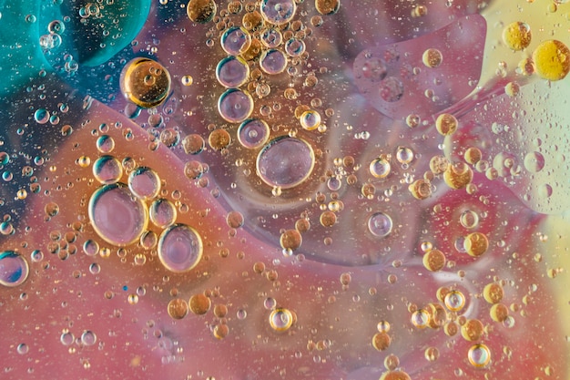 Detail van transparante bubbels in het roze; gele en blauwe achtergrond Gratis Foto
