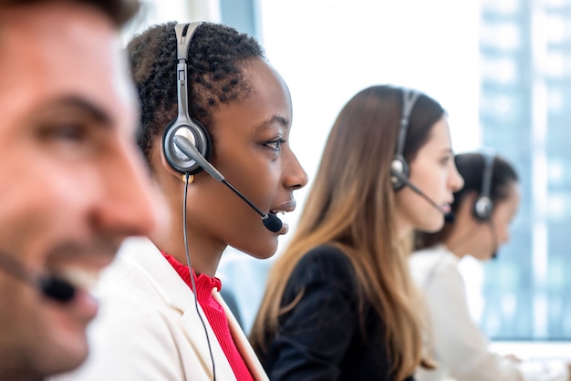 Divers call centreteam dat in bureau werkt Premium Foto