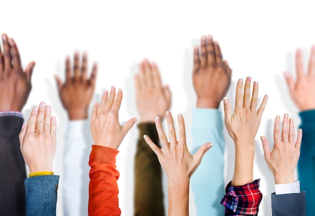 Diverse groep opgeheven handen Premium Foto