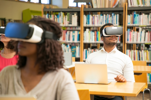 Diverse groep studenten kijken naar virtuele video tutorial Gratis Foto