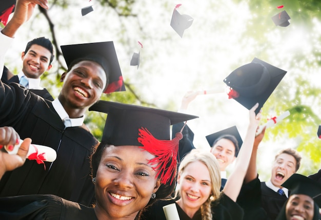 Diversiteit studenten afstuderen succes viering concept Gratis Foto