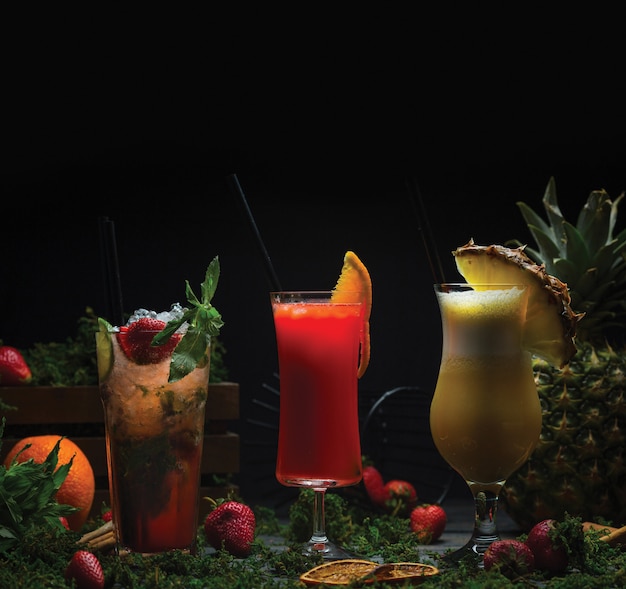 Drie glazen tropische fruitcocktails Gratis Foto