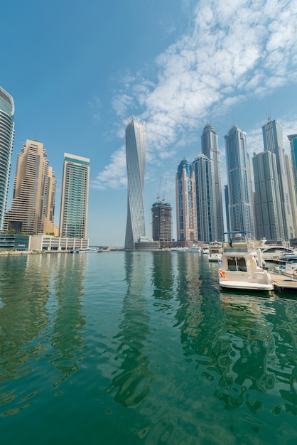 Dubai marina district op 9 augustus in de vae. dubai ontwikkelt zich snel in de stad Premium Foto