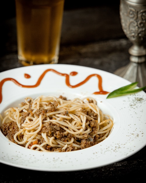 Een Bord Spaghetti Met Vlees En Gele Paprika Gratis Foto