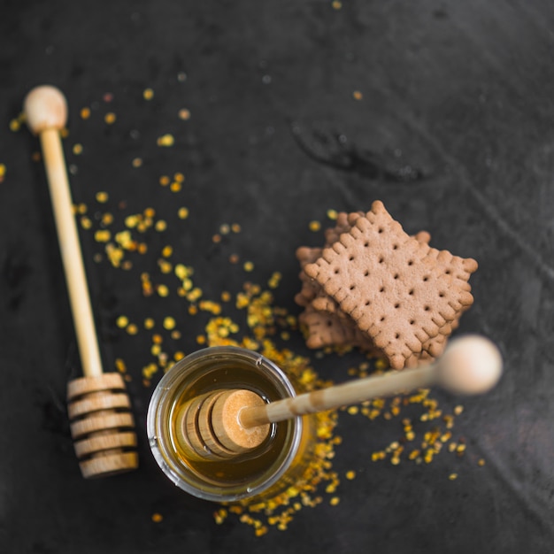 Een bovenaanzicht van houten beer in de honingpot met biscuit stack en