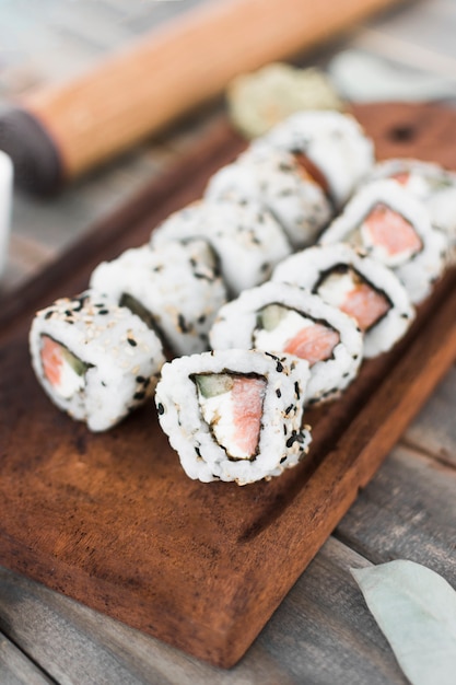 Een bovenaanzicht van sushi op houten dienblad Gratis Foto