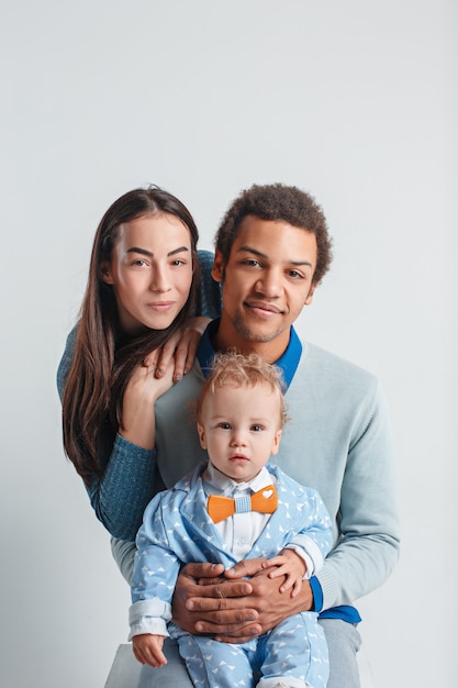 Een gelukkig gezin  van afro man en  blanke vrouw en  kind  op 