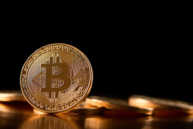 Een gouden bitcoin op de rand die wordt weergegeven op de achtergrond van andere cryptocurrencies die de toekomstige trend van virtueel geld introduceren. Premium Foto