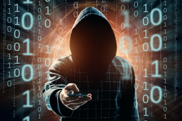 Een jonge hacker met capuchon hackt een smartphone, een hackeraanval, een silhouet van een man, gemengde media Premium Foto