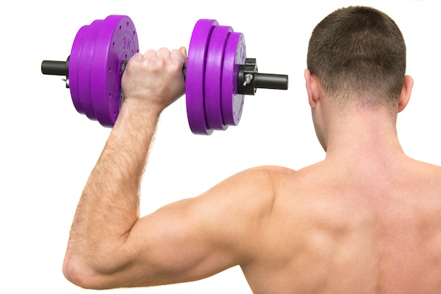 Een man met een mooi lichaam houdt zich bezig met fitness. het uitzicht vanaf de achterkant. geïsoleerd Premium Foto
