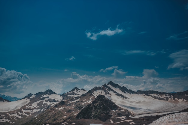 Elbrus, bergen in de zomer. grotere bergen van de kaukasus vanaf mount elbrus Premium Foto