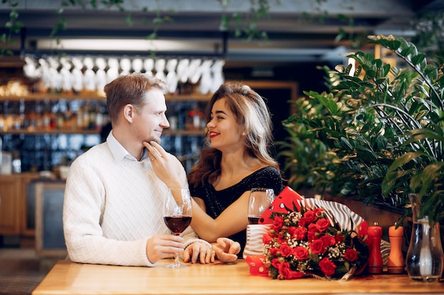 Elegant paar brengt tijd door in een restaurant Gratis Foto
