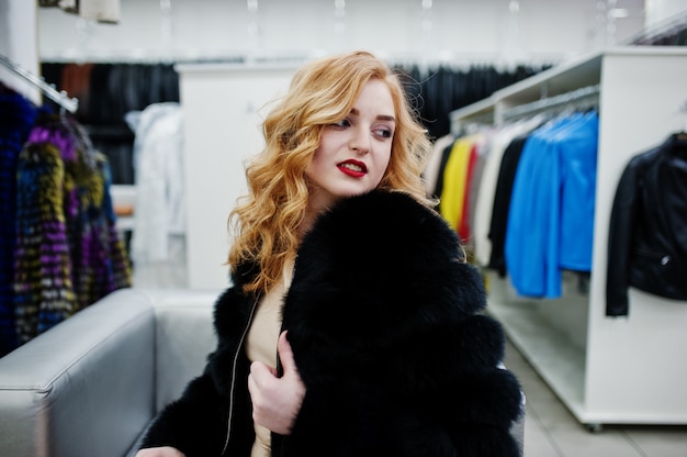 Beroep Nauwgezet schakelaar Elegantie blond meisje in bontjas in de winkel van bontjassen en lederen  jassen. | Premium Foto