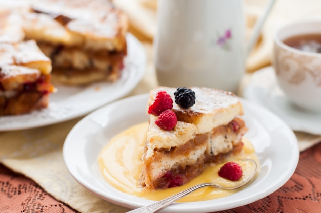 Engelse brood- en boterpudding met appels en veenbessen Premium Foto