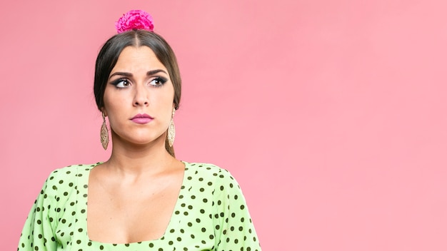 Ernstige flamenca die weg met copyspace kijkt Gratis Foto