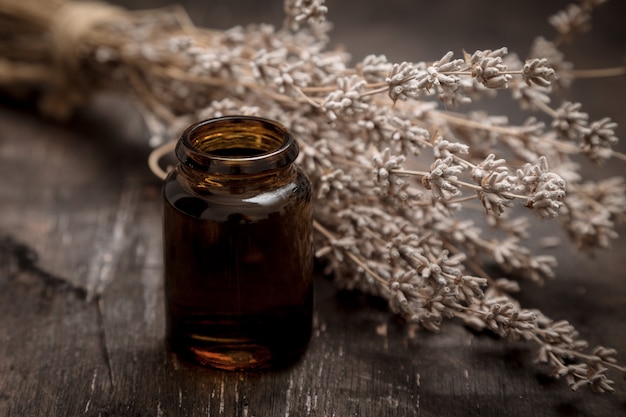 Essentiële oliën en lavendel op houten tafel. lavendel spa, wellness