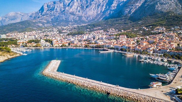 Europa. makarska. kroatië. kust, baai en historisch centrum uitzicht