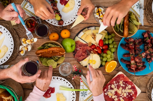 Familie vrienden hebben plezier samen eten op een houten tafel