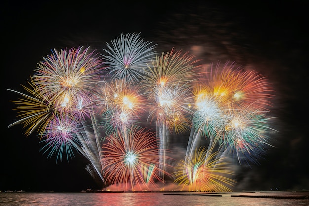 Fantastisch veelkleurig vuurwerk exploderend voor viering van de grote boot over het overzees Premium Foto