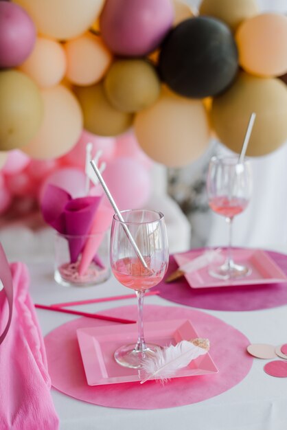 Feestelijk Gedekte Tafel In Roze Kleuren Witte Borden Glazen Met Cocktailprikkers Kleurrijke Ballonnen Decoratie Verjaardag Babyshower Of Meisjesfeest Premium Foto