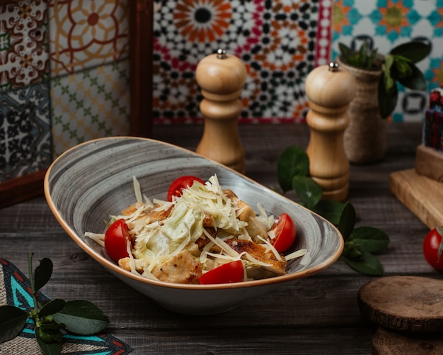 Fijne caesarsalade met fijngehakte parmezaanse kaas en zoete kersen in een rustieke kom Gratis Foto