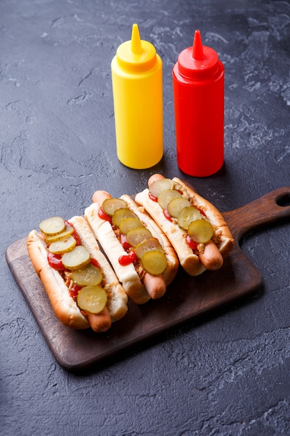 Foto bovenop hotdogs op snijplank Premium Foto