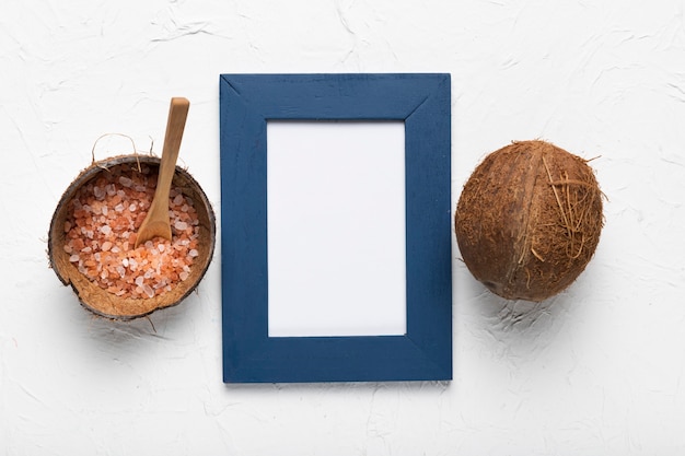 Frame met coconout en mineraal zout Gratis Foto