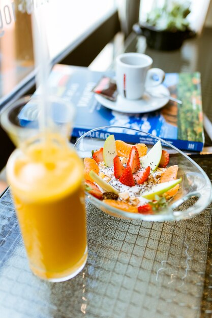 Fruit en drank op tafel Gratis Foto