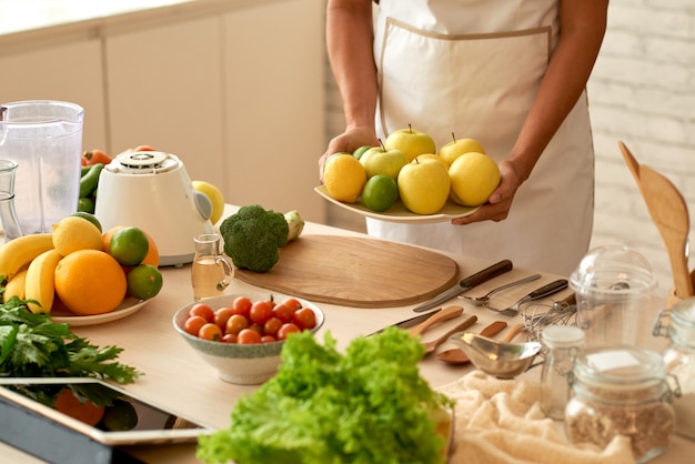 Fruit op tafel brengen Gratis Foto