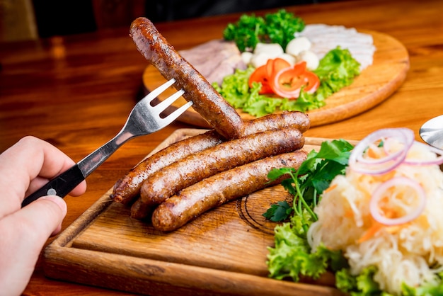 Gebakken worst met zuurkool en mosterdsaus Premium Foto