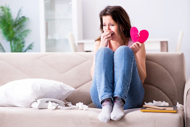 Gebroken vrouw hart in relatie concept Premium Foto