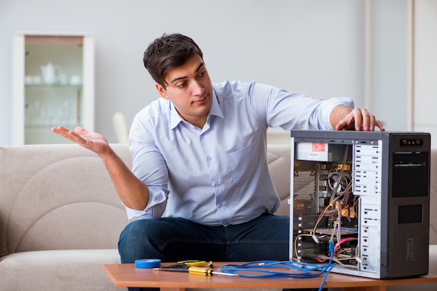 Gefrustreerde man met gebroken pc-computer Premium Foto