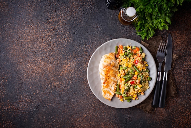 Gegrilde kipfilet met groenten Premium Foto