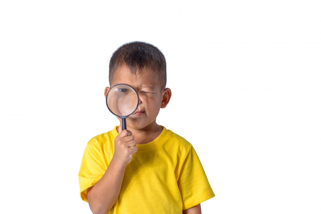 Gelukkig jong geitje dat met vergrootglas onderzoekt dat op witte achtergrond wordt geïsoleerd Premium Foto