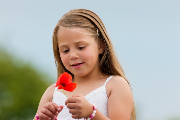 Gelukkig meisje met maïs papaver Premium Foto