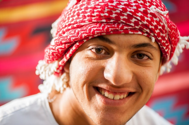 Gelukkige arabische jongen Premium Foto