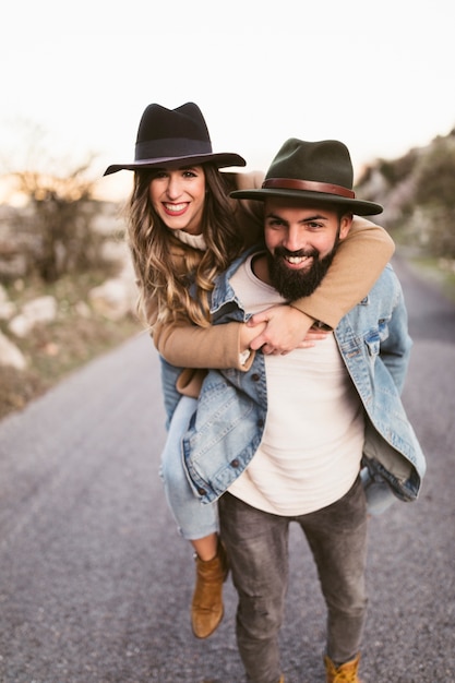 Gelukkige man en vrouw die fotograaf bekijken Gratis Foto