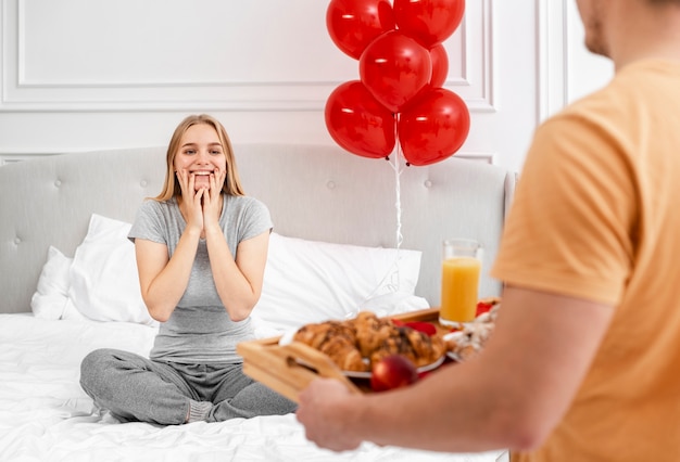 Gelukkige vrouw die op valentijnsdag wordt verrast Gratis Foto