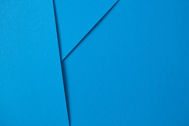 Geometrische samenstelling met blauw karton met copyspace Gratis Foto