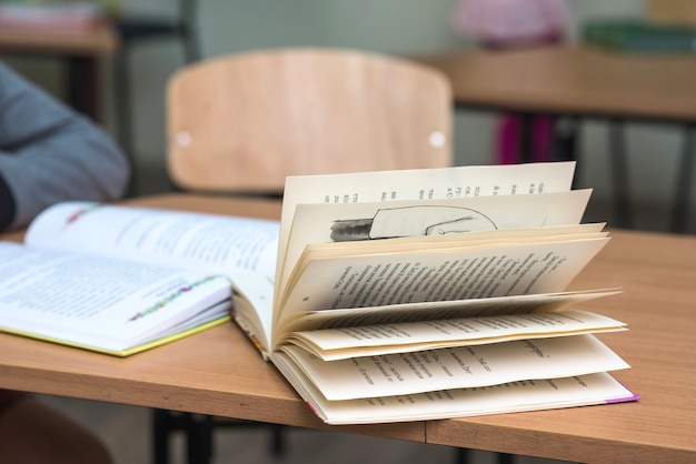 Geopend boek op tafel Gratis Foto